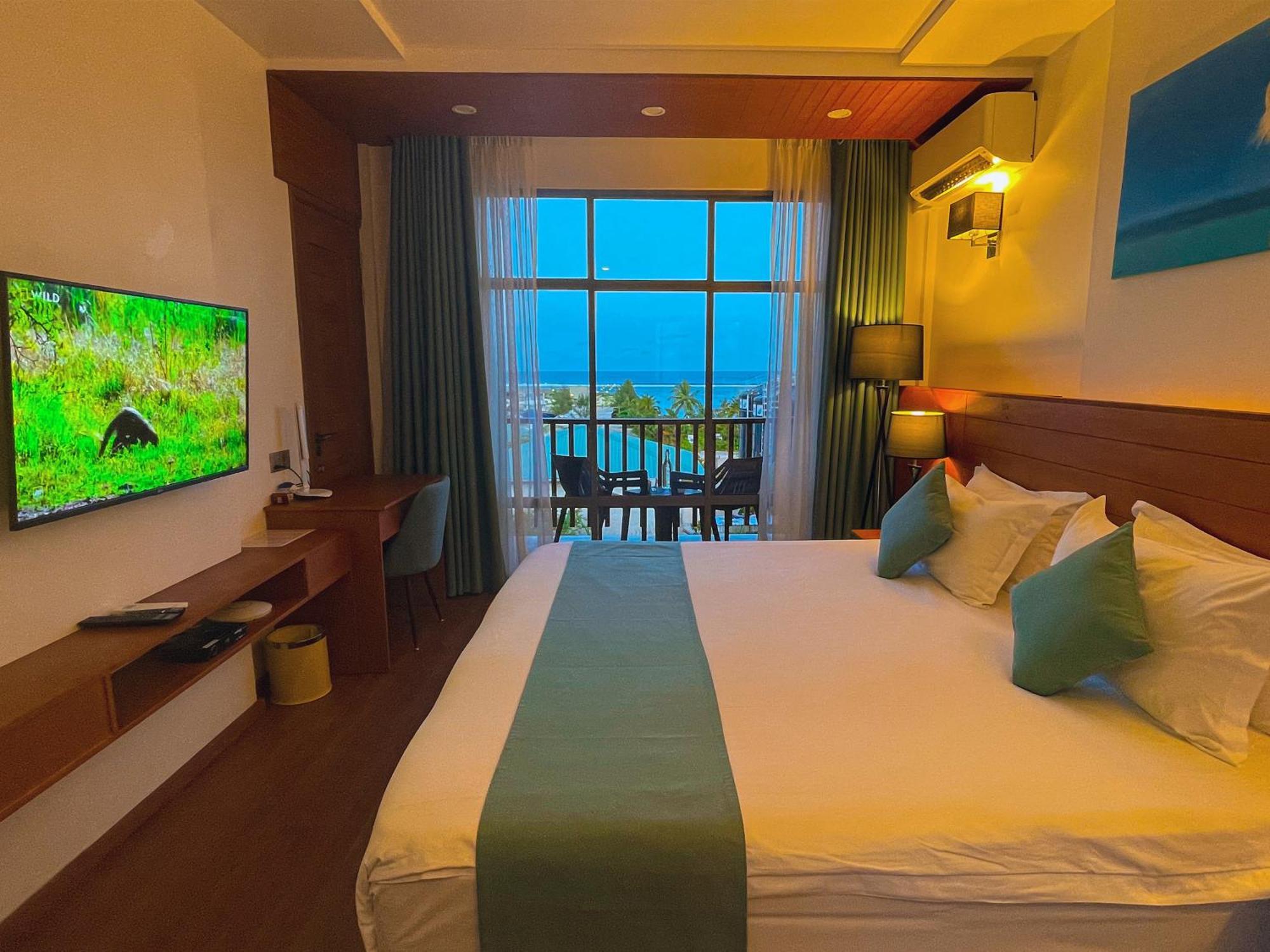 Araamu Hotels Maldives At Dhiffushi Bagian luar foto